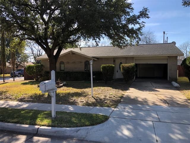 545 N Holiday Dr, Grand Prairie, TX 75052