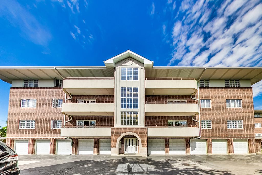 706 W 63rd St #302, Westmont, IL 60559