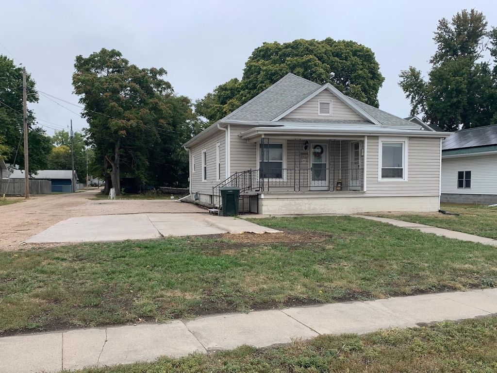 511 W Railroad St, Kearney, NE 68845