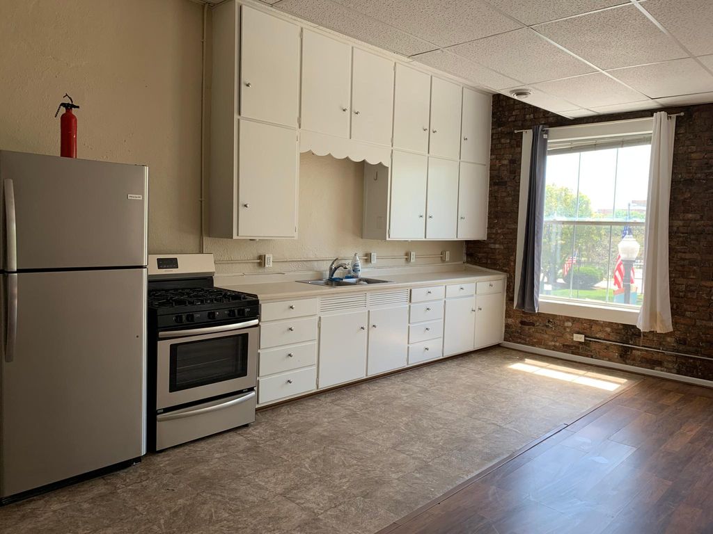 15 Lincolnway #A, Valparaiso, IN 46383