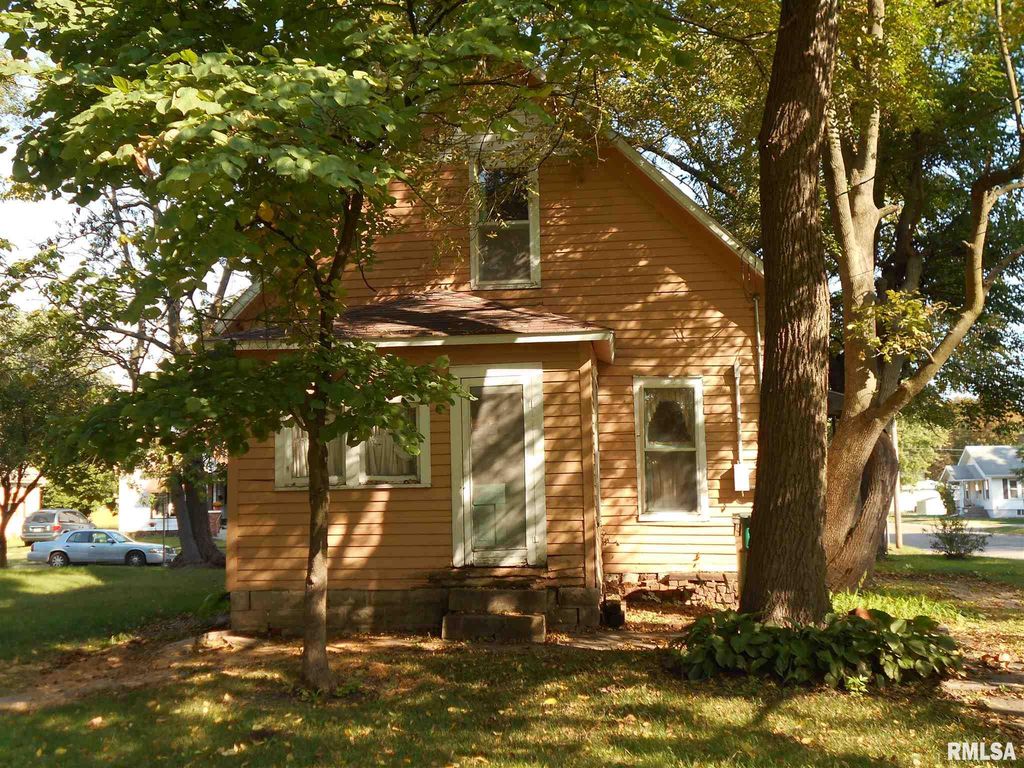 1027 E Carroll St, Macomb, IL 61455