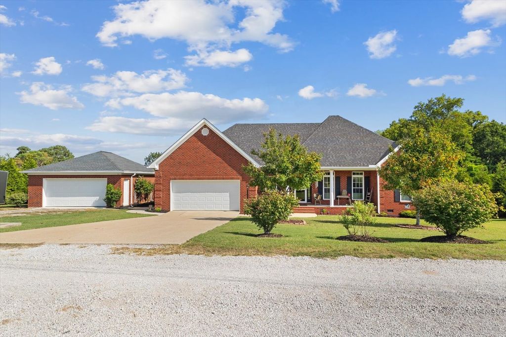 605 Compton Ln, Columbia, TN 38401