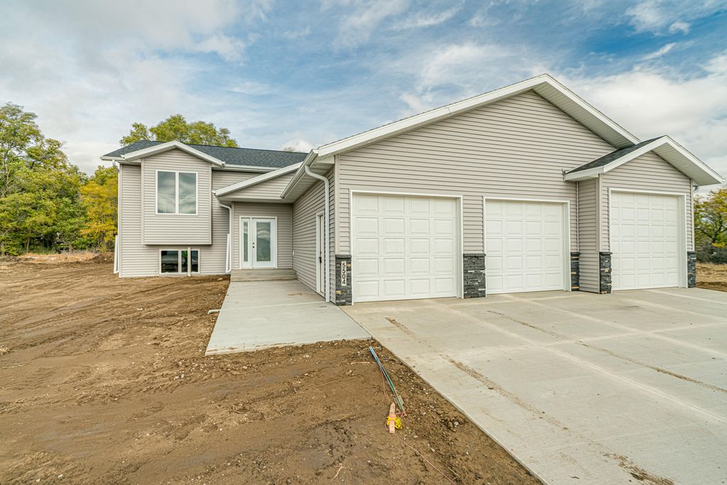 5504 Mette End, Bismarck, ND 58503