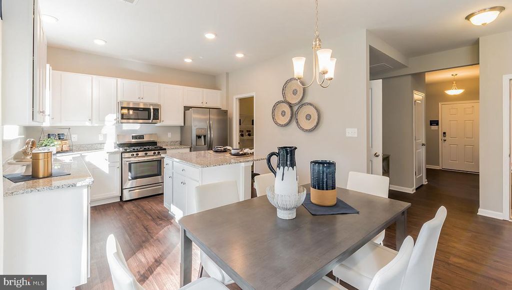 204 La Costa Dr, Egg Harbor Township, NJ 08234