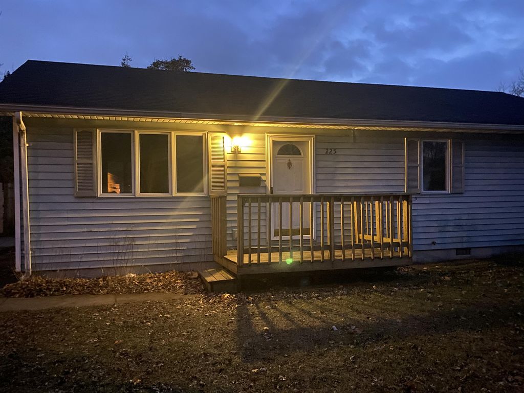 225 Tyler Ave, Hobart, IN 46342