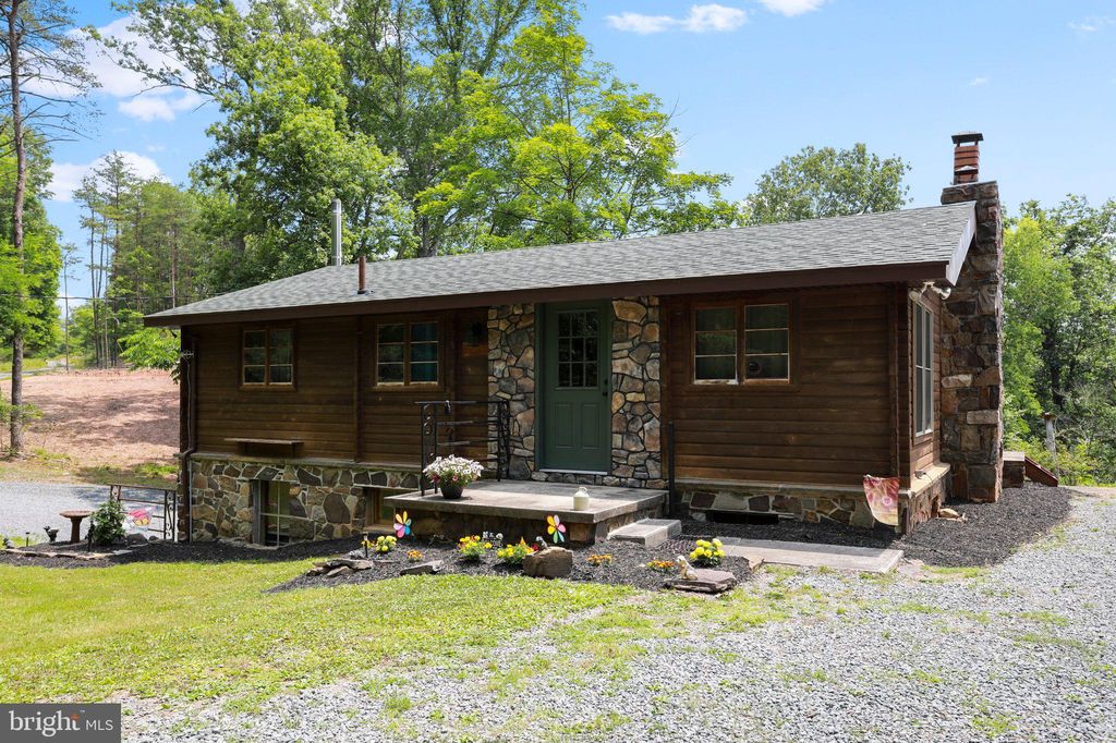 422 Cliff Dr, Great Cacapon, WV 25422