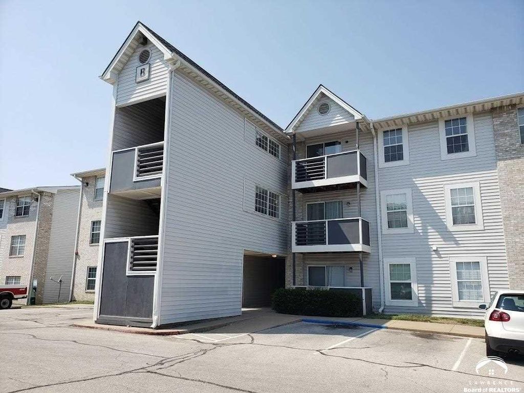 927 Emery Rd #B203, Lawrence, KS 66044