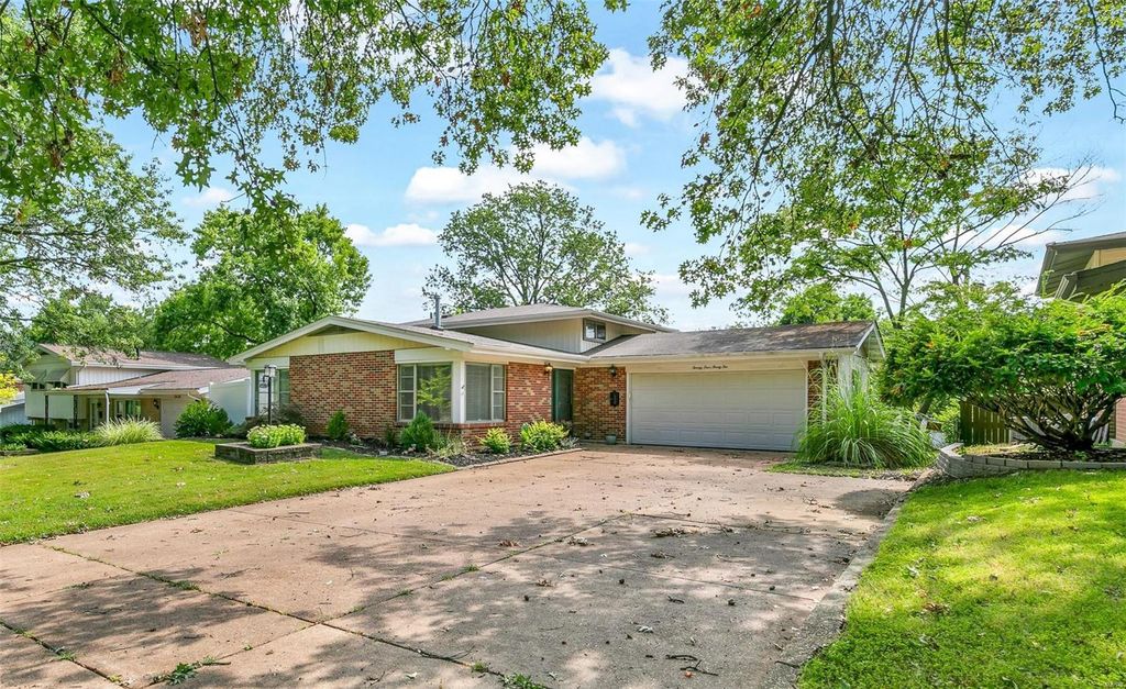 2432 Pinehurst Dr, Saint Louis, MO 63114