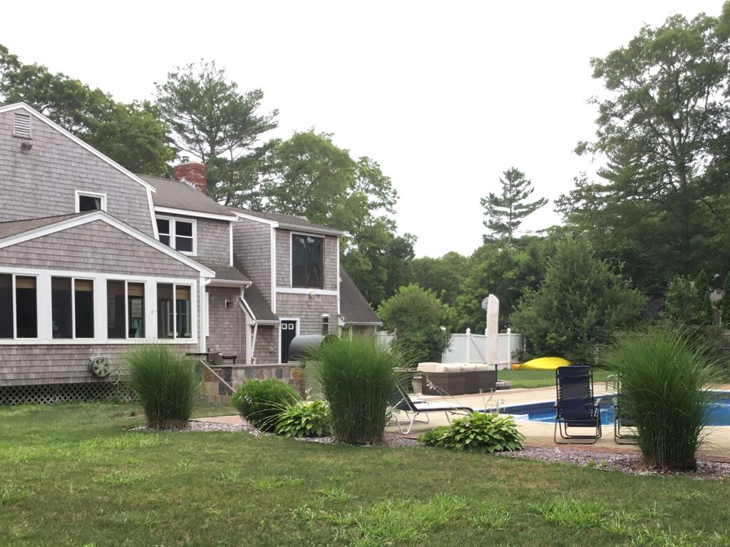 14 Rainbow Ln, Mashpee, MA 02649