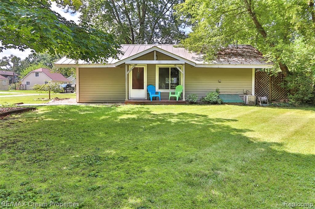 4735 Midland Dr, Pinckney, MI 48169