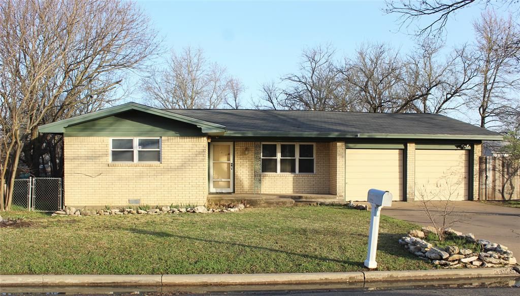 1279 W Park St, Stephenville, TX 76401 3 Bed, 2 Bath SingleFamily