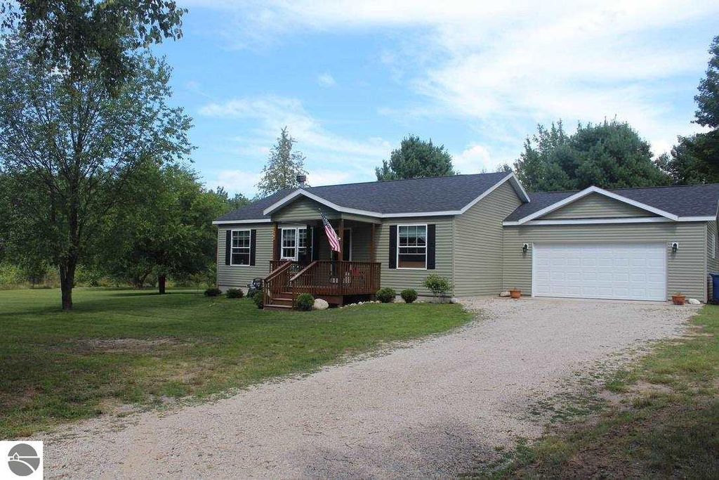 8804 Birchview Dr, Williamsburg, MI 49690
