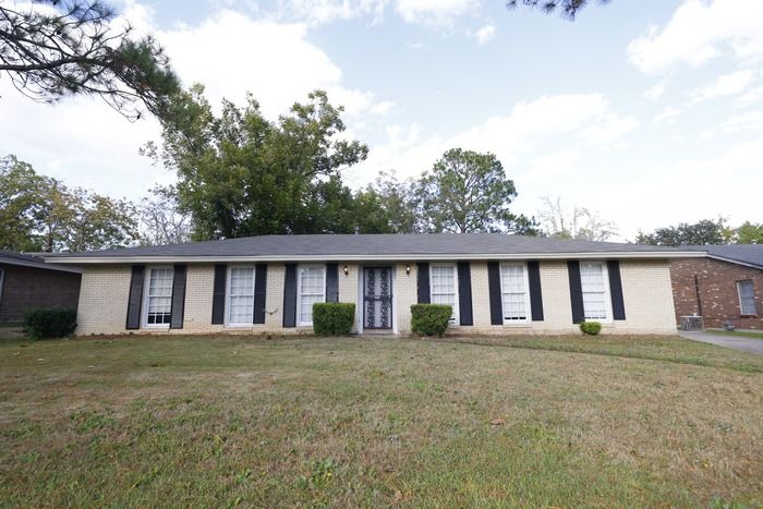 404 Grand Ave, Leavenworth, KS 66048