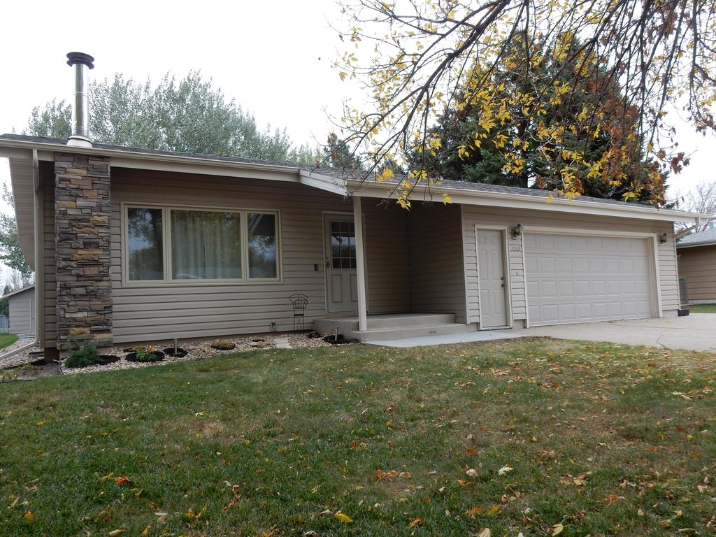 1513 Richmond Dr, Bismarck, ND 58504