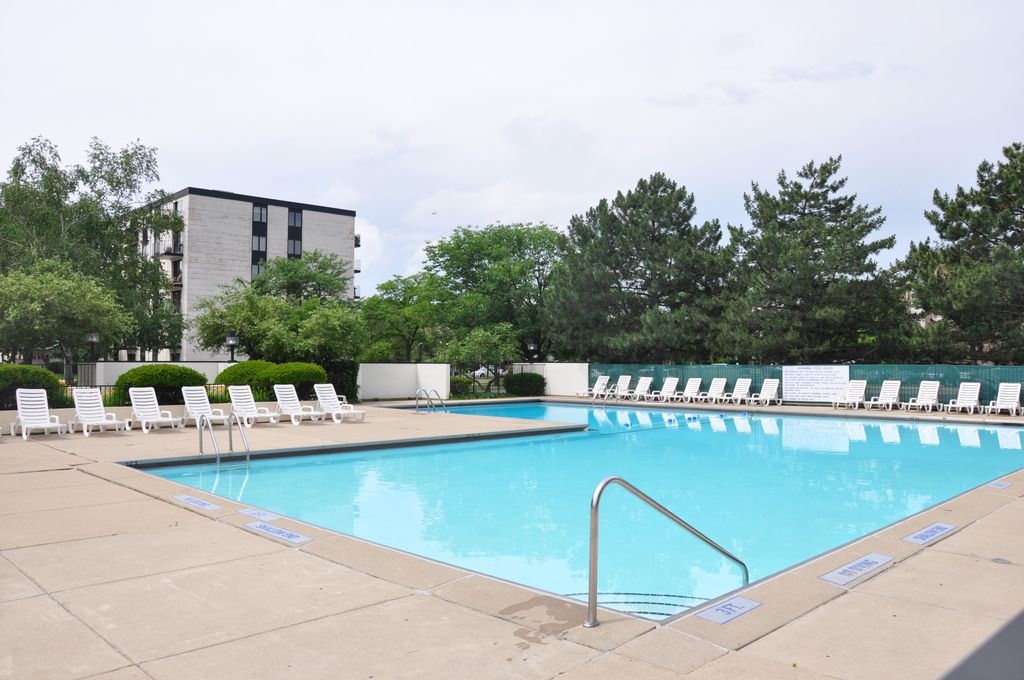 9118 W Elmwood Dr #2D, Niles, IL 60714
