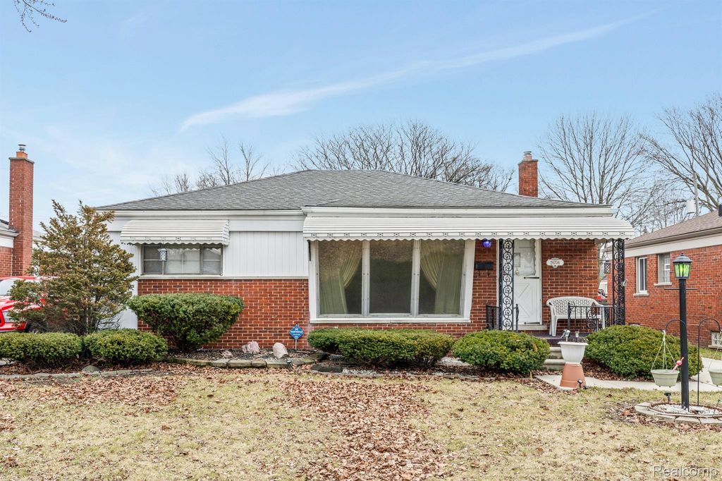 26706 Larchmont St, Saint Clair Shores, MI 48081
