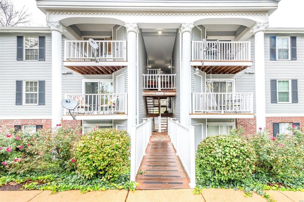 1255 Creve Coeur Xing #K, Chesterfield, MO 63017