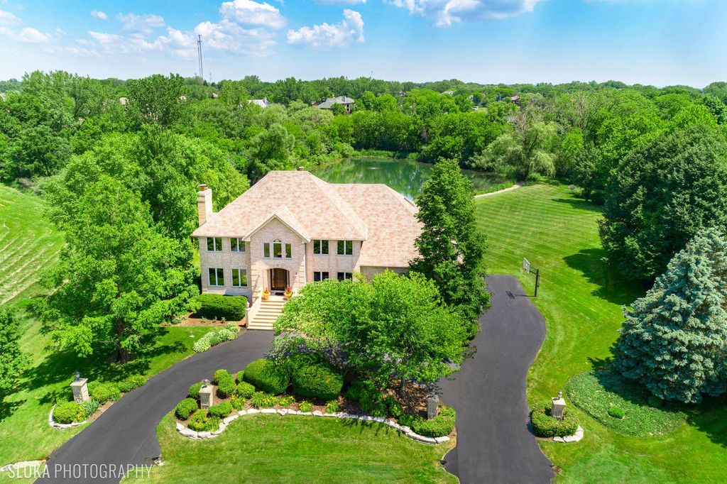 29 Copperfield Dr, Hawthorn Woods, IL 60047