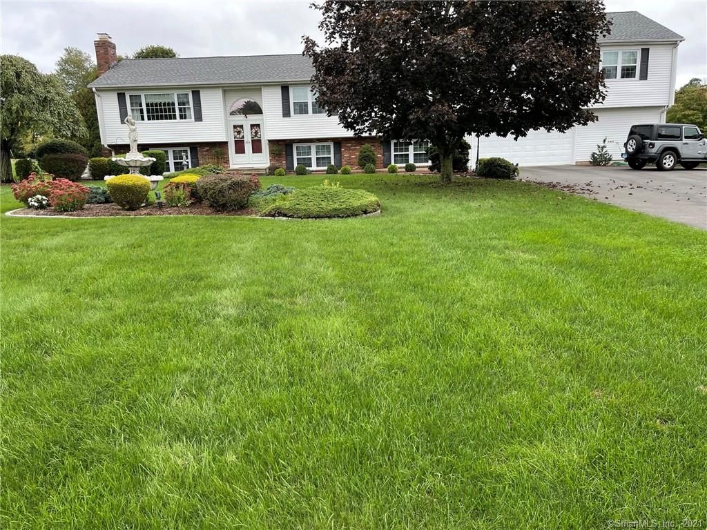 23 Meadow View Dr, North Haven, CT 06473