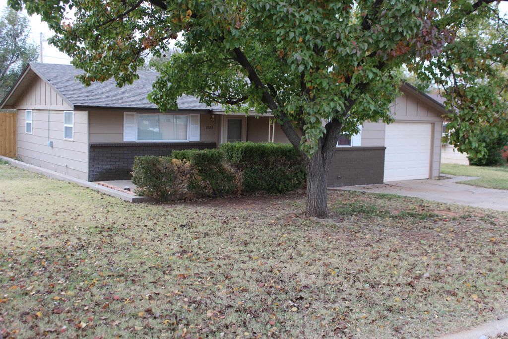 1923 3rd St, Woodward, OK 73801