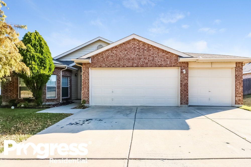 1013 Crane Cir, Saginaw, TX 76131
