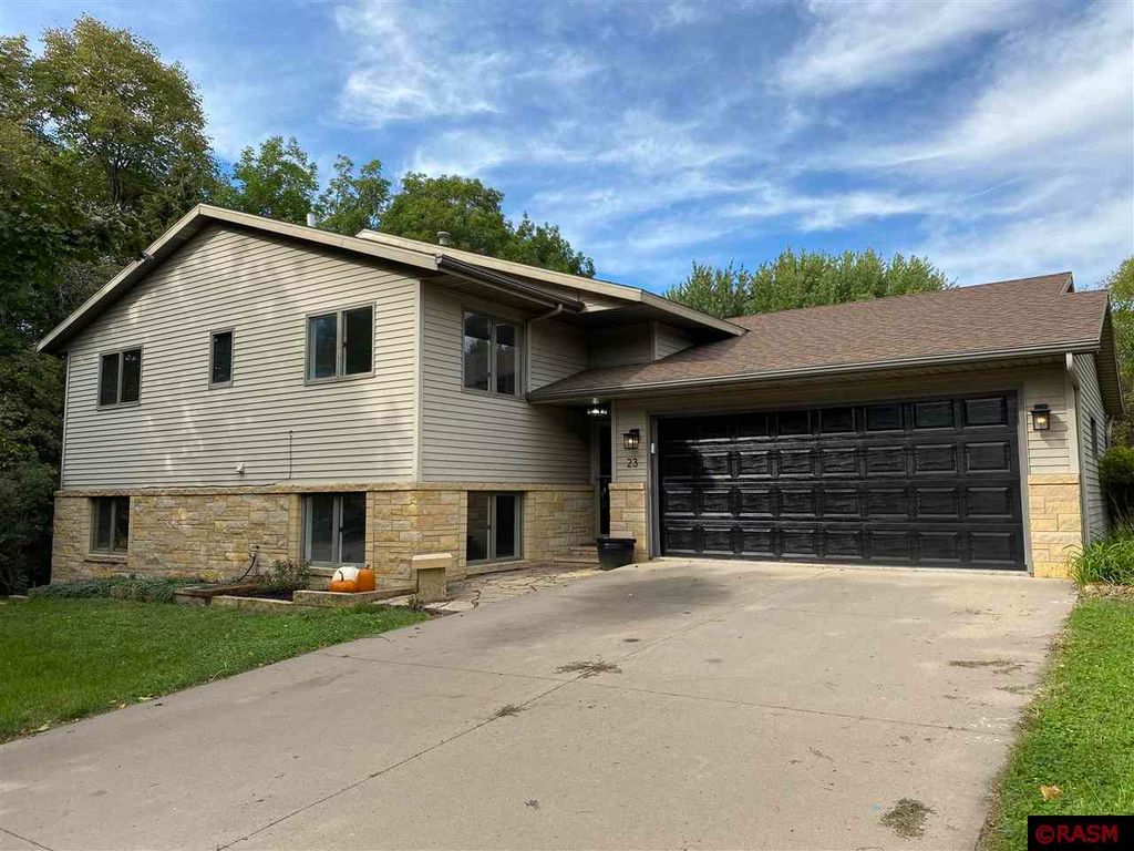23 Quail Roost Ct, North Mankato, MN 56003