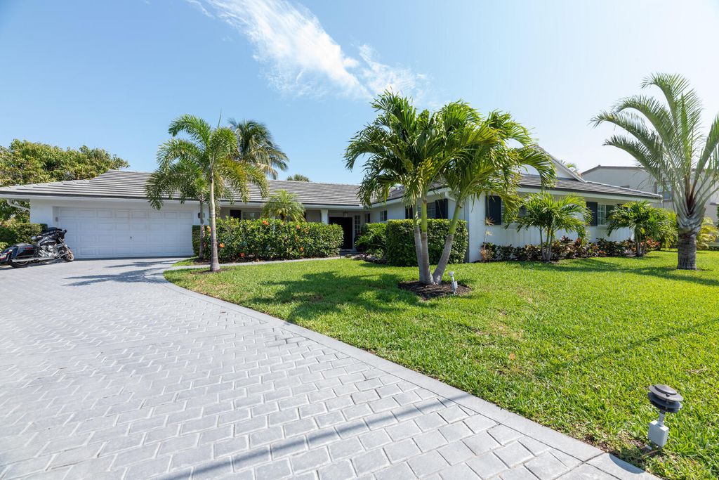 1170 Singer Dr, West Palm Beach, FL 33404