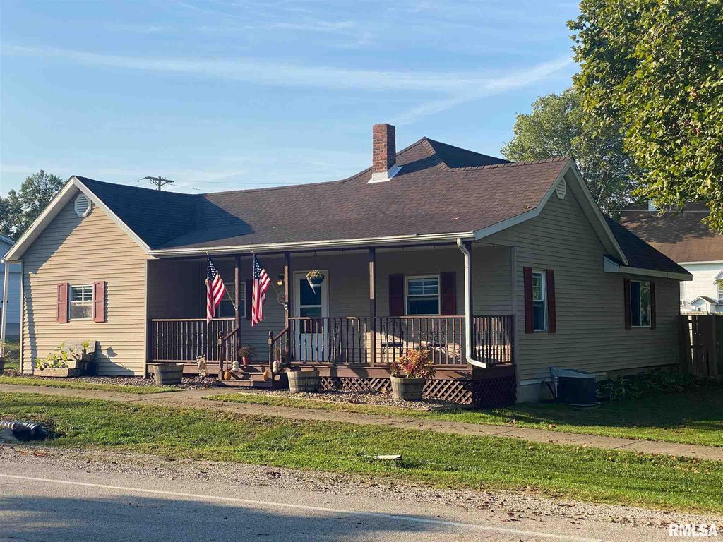 306 NW Main St, Hopedale, IL 61747