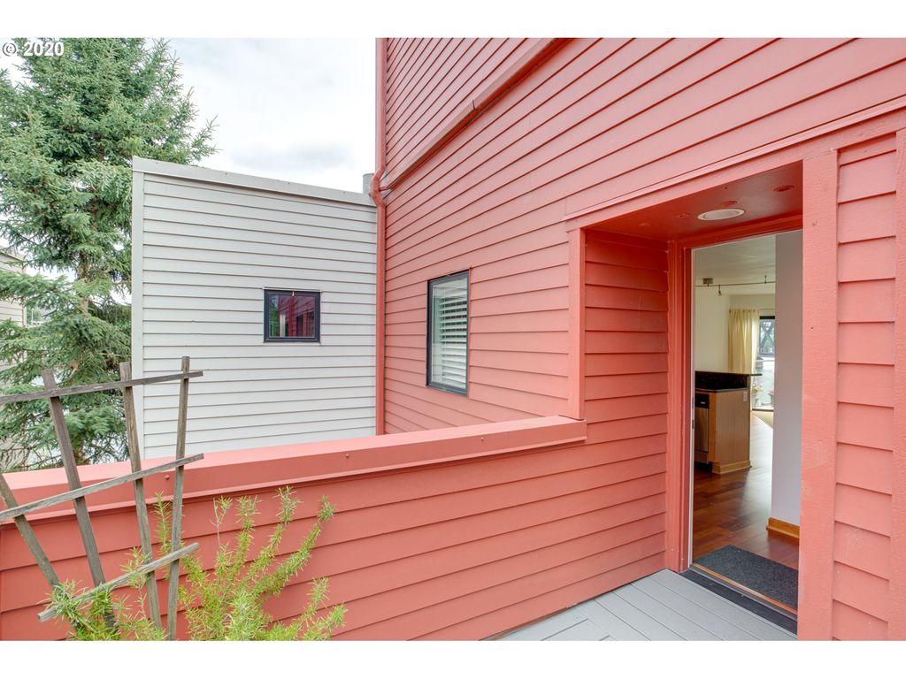 710 NW Naito Pkwy, Portland, OR 97209