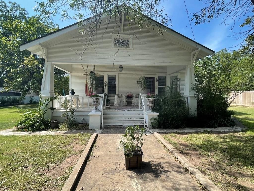 221 N Church St, Winters, TX 79567