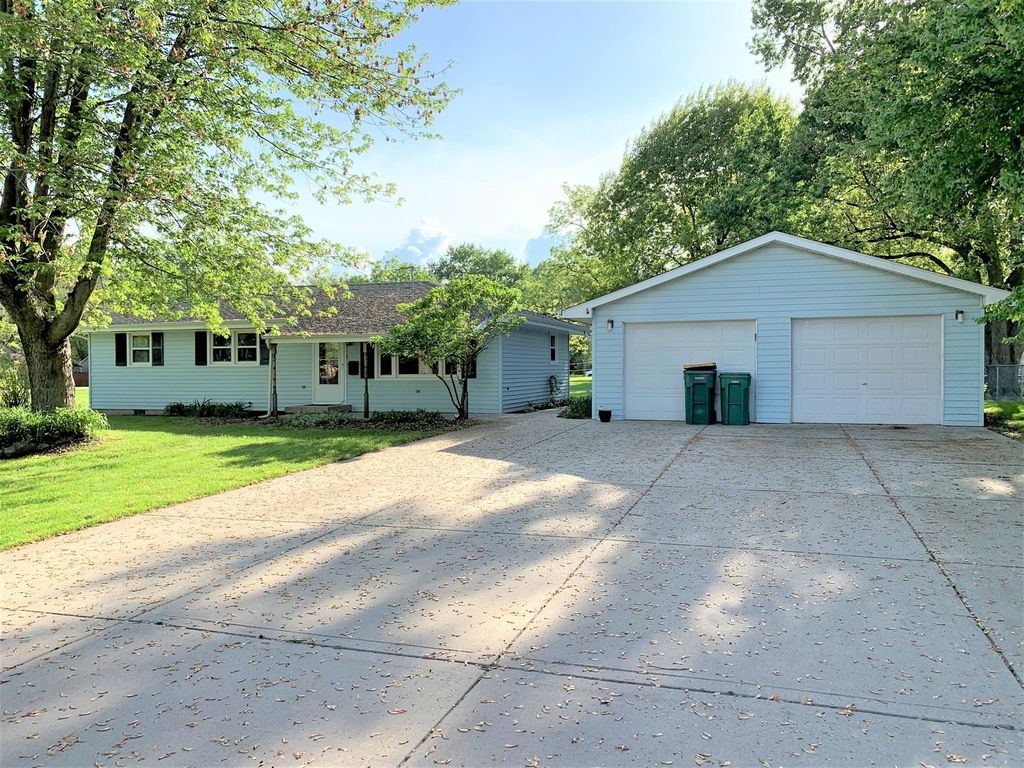 840 N 1st St, Coal City, IL 3 Bed, 1 Bath SingleFamily Home 11