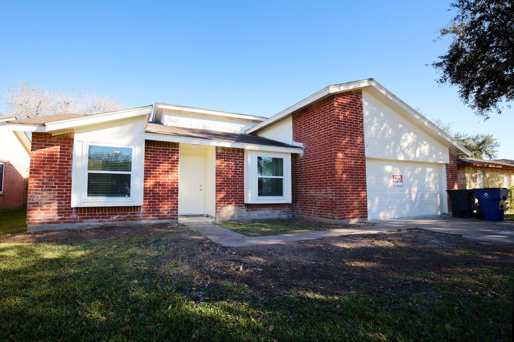 66 Ranch House Loop, Angleton, TX 77515