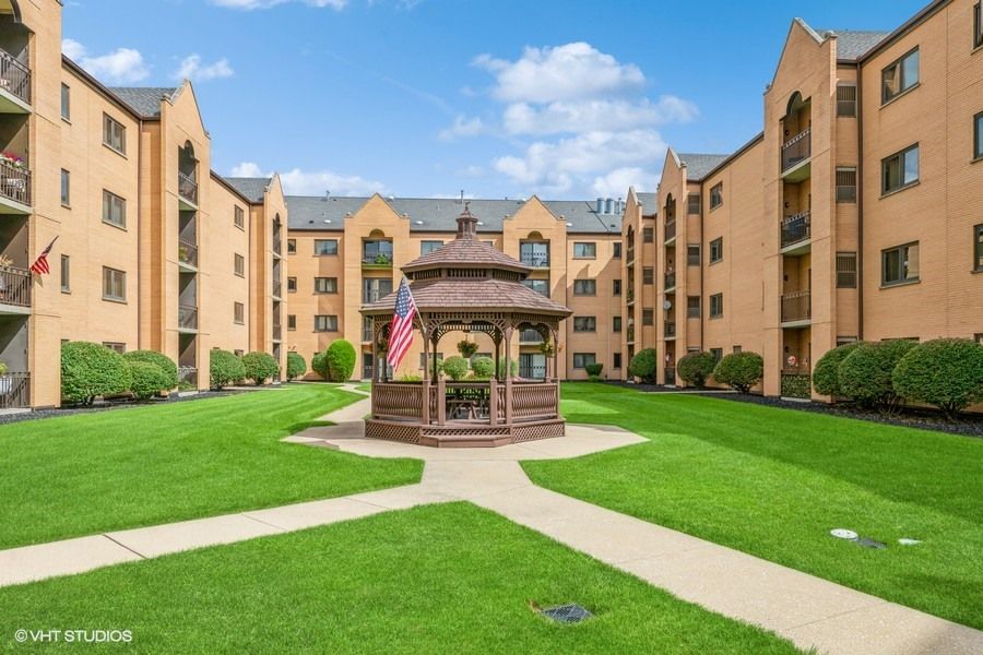 7400 W  Lawrence Ave #430, Harwood Heights, IL 60706