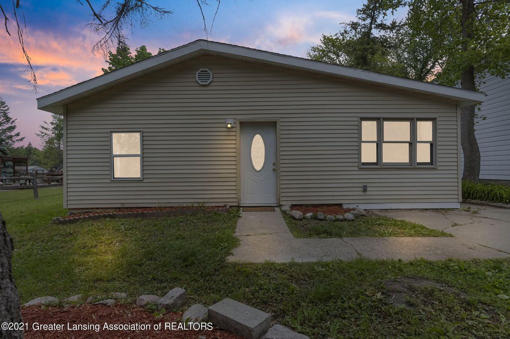 1020 R G Curtiss Ave, Lansing, MI 48911