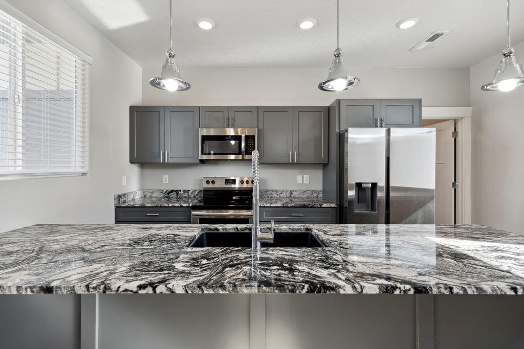 105 Black Rock Rd, Hurricane, UT 84737