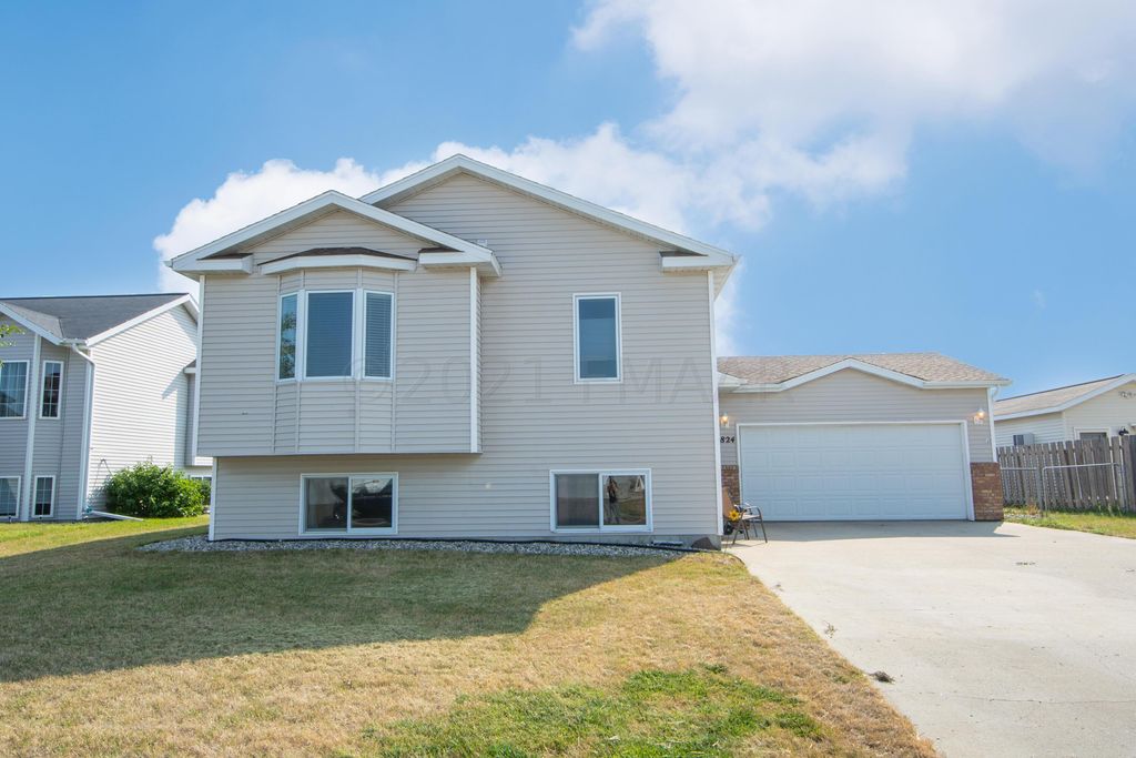 1824 52nd St S, Fargo, ND 58103