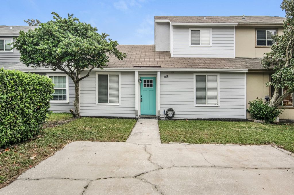 618 Aquatic Dr, Atlantic Beach, FL 32233