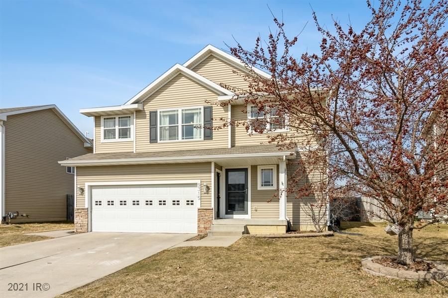 9315 Red Sunset Dr, West Des Moines, IA 50266