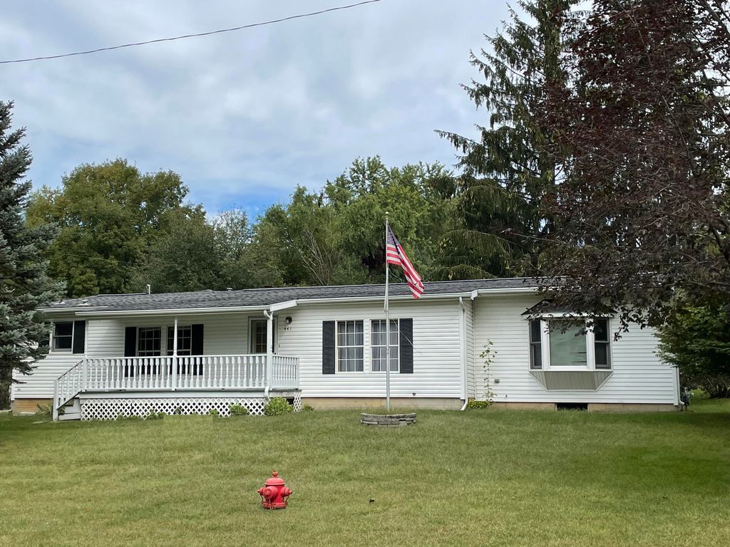 441 Parkwood Dr, Jonesville, MI 49250