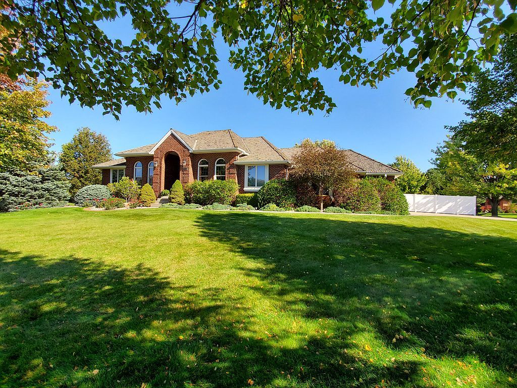 2407 W 44th Street Pl, Kearney, NE 68845