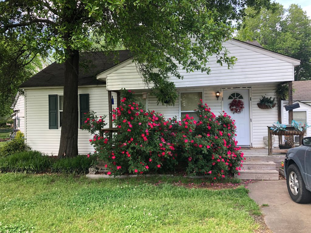 129 W Barton Ave, West Memphis, AR 72301