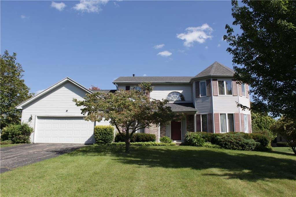 26 Edenfield Rd, Penfield, NY 14526