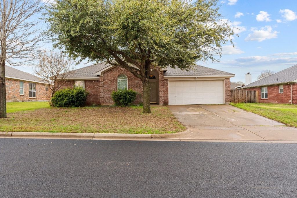 209 Whispering Dell Ln, Weatherford, TX 76085