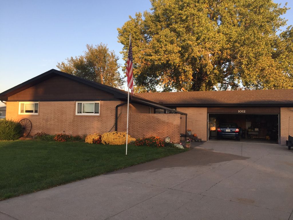 1012 Grisham Dr, Gibbon, NE 68840