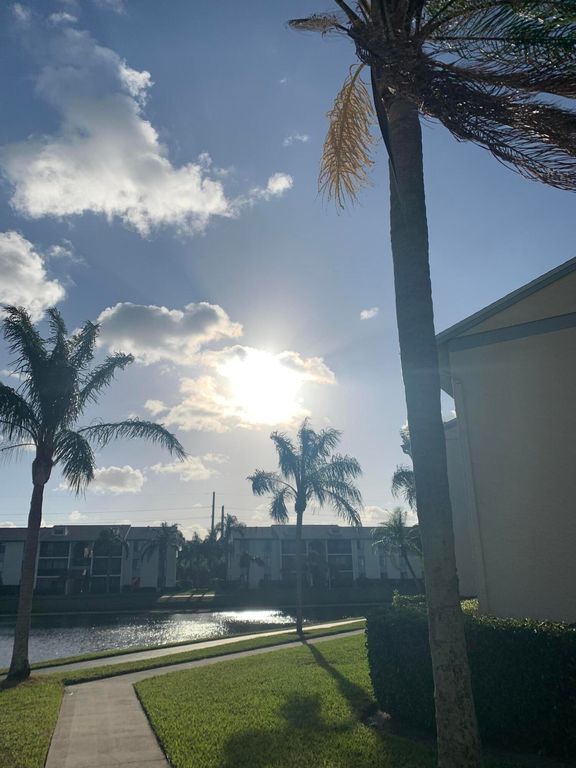 1108 Green Pine Blvd #H1, West Palm Beach, FL 33409