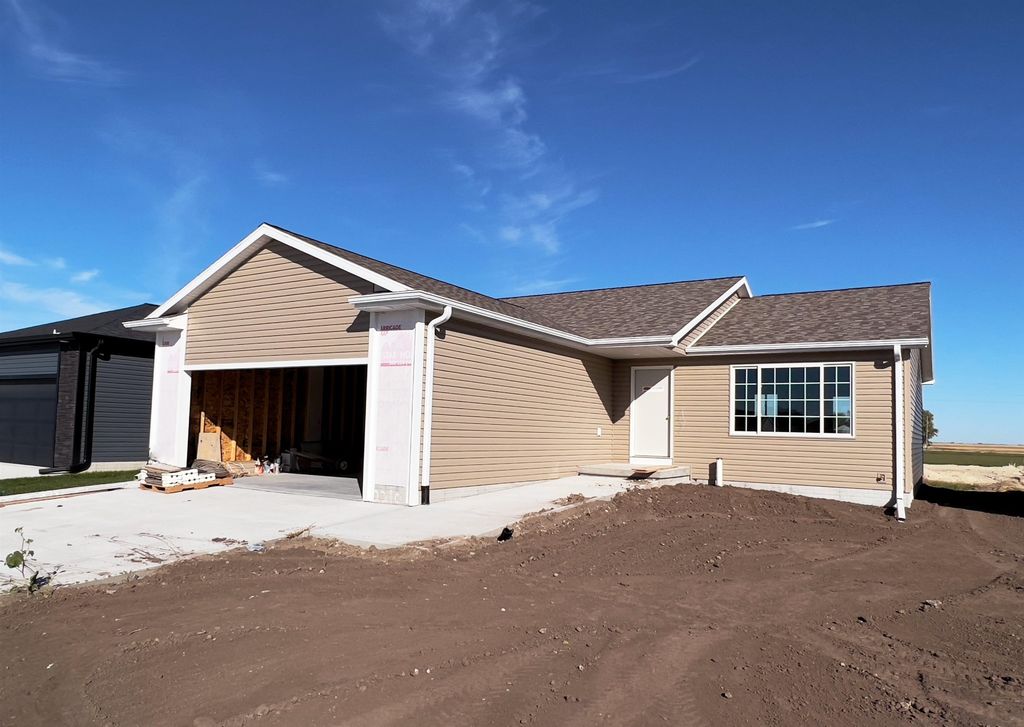2210 E 37th St, Kearney, NE 68845