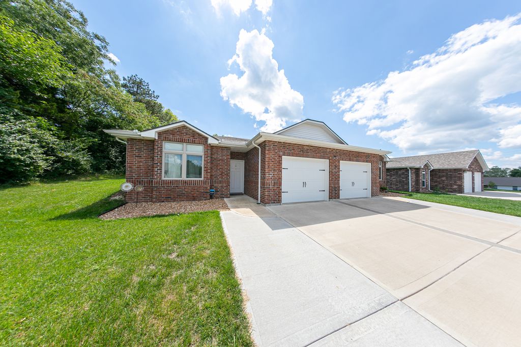 607 Spring Ridge Rd #B, Warrensburg, MO 64093
