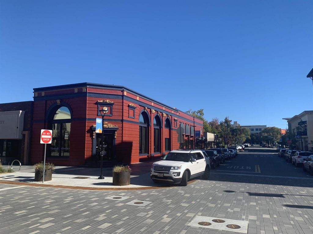 2412 Court St, Redding, CA 96001