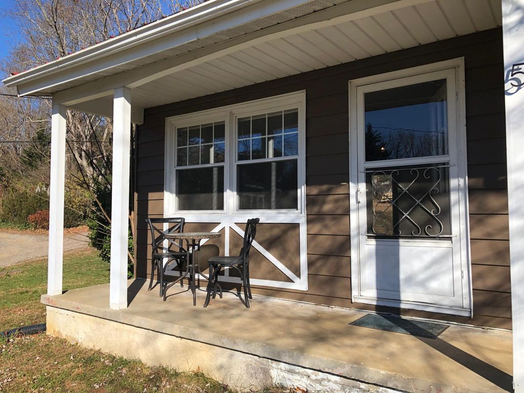 5 Woodrow Pl, Asheville, NC 28801