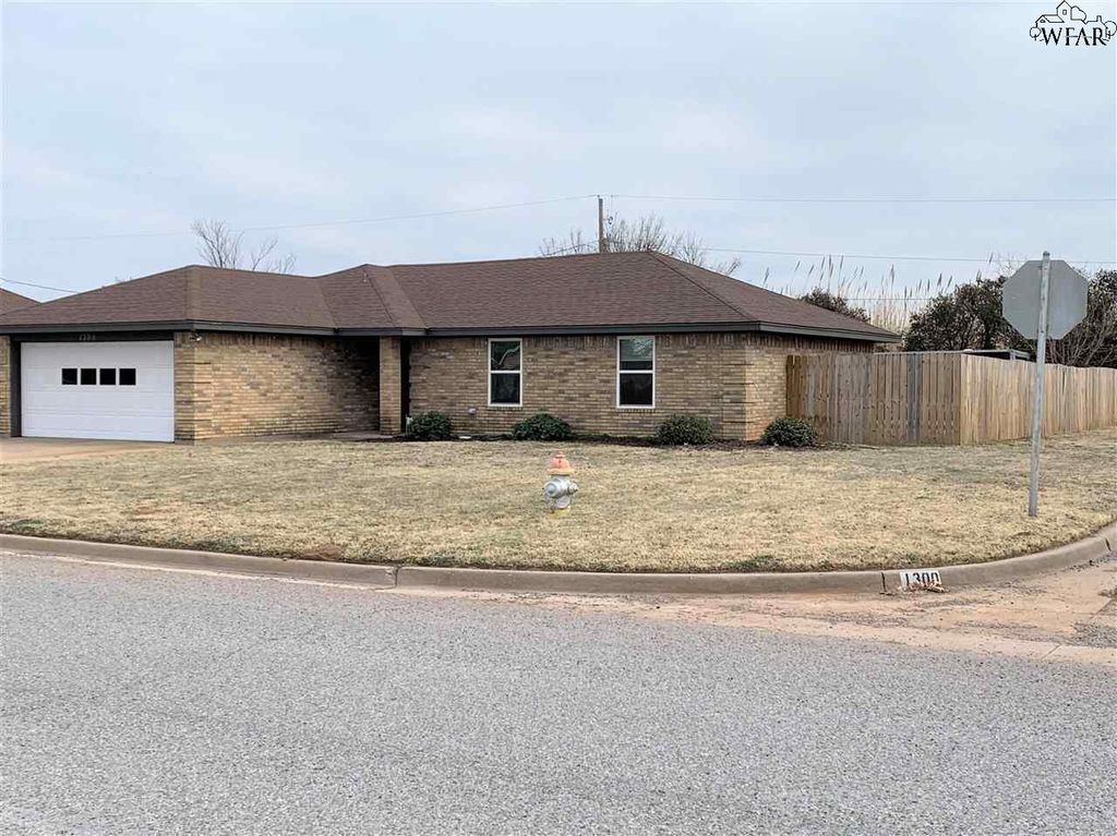 1300 Parliament St, Burkburnett, TX 76354